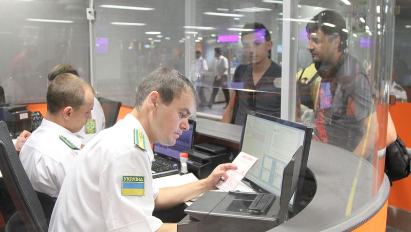 МИД включило резервную систему оформления виз в аэропортах